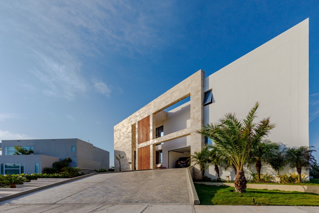 La fachada como lenguaje: Gestos arquitectónicos para leer el interior de un&nbsp;edificio