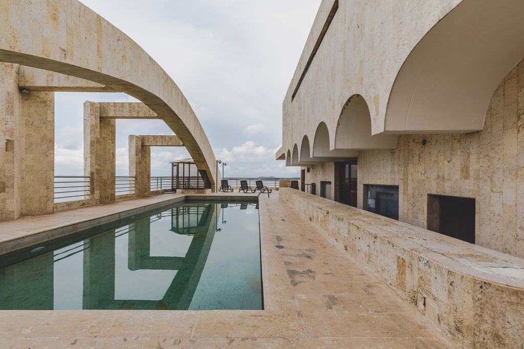 La arquitectura de los años 80 en Colombia: entre el exceso, el legado y la&nbsp;reflexión